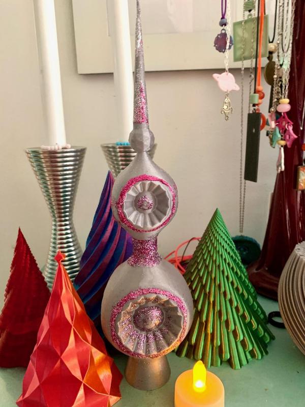 Vintage-style Vase Mode Tree Topper