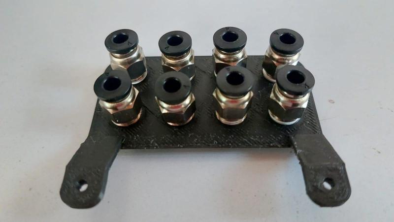 Organizer for 8 PC4 M10 connectors with PTFE tubes