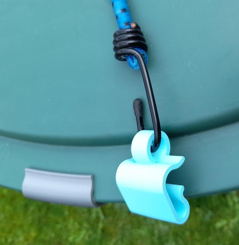 spona na víko dešťového sudu