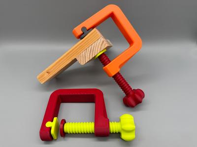Parallel screw clamp with parallel compensation