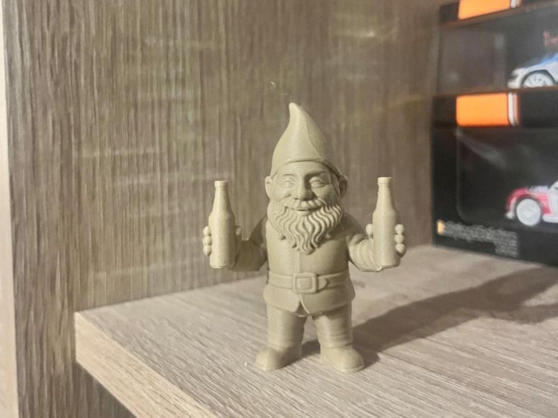 Garden gnome holding beers