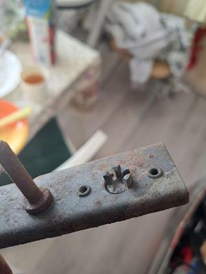 Peugeot J5 - Headlight mounting