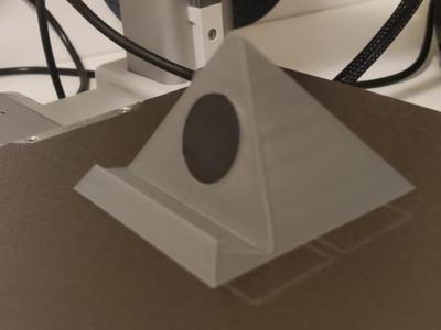 phone holder as a triangle with magnets 