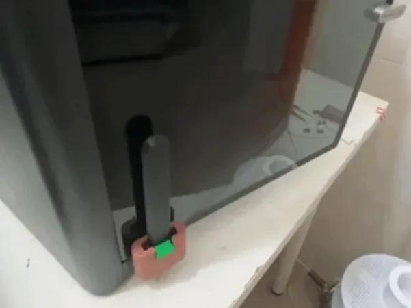 Strong magnetic scraper blade holder (can be adsorbed on the machine door)