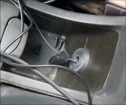 Chevrolet Cruze (2012 - KL1J) Center console plug replacement   