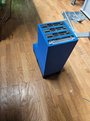 4x U.2 SSD Cooler 2x 80mm fan   