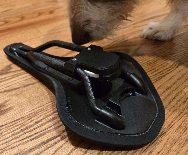 Chipolo saddle holder   