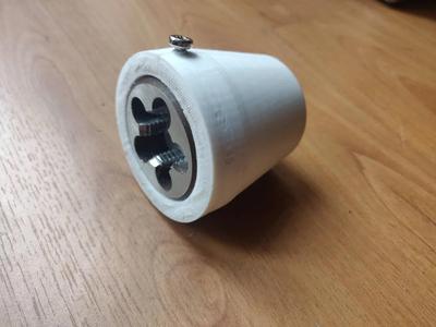 Die Holder for hand tapping - align pipe perpendicular to the die   