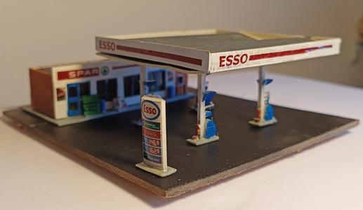 Petrol station (N gauge)