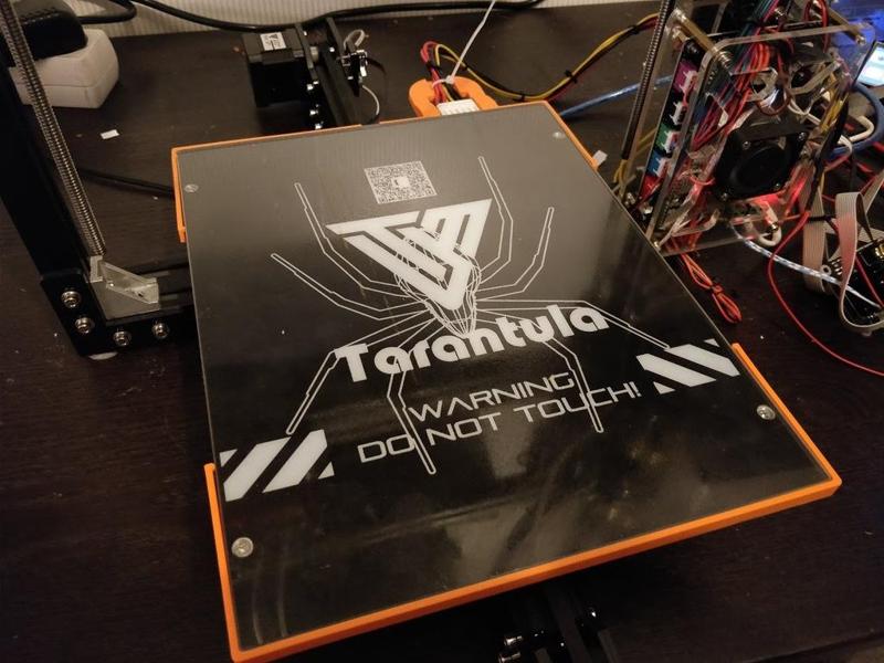 Tarantula glass mount for large bed