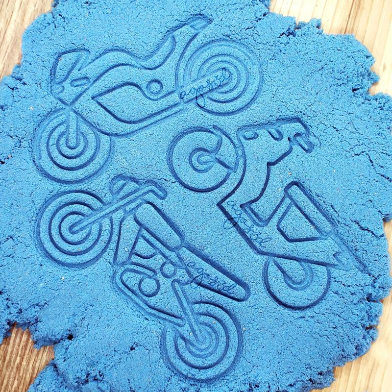 3 MOTORCYCLES - SET OF MOTORBIKE BISCUIT CUTTERS. SHORT FONDANT MASS AND VEHICLE CLAY - 8-10cm