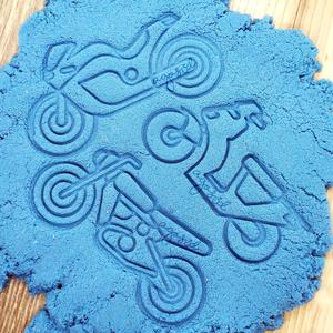 3 MOTORCYCLES - SET OF MOTORBIKE BISCUIT CUTTERS. SHORT FONDANT MASS AND VEHICLE CLAY - 8-10cm