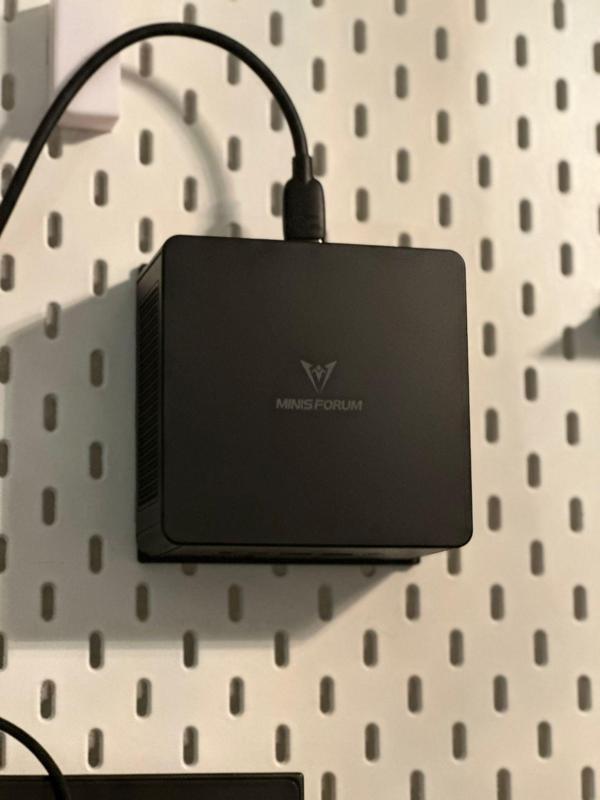 Minisforum UM890 Skadis mount