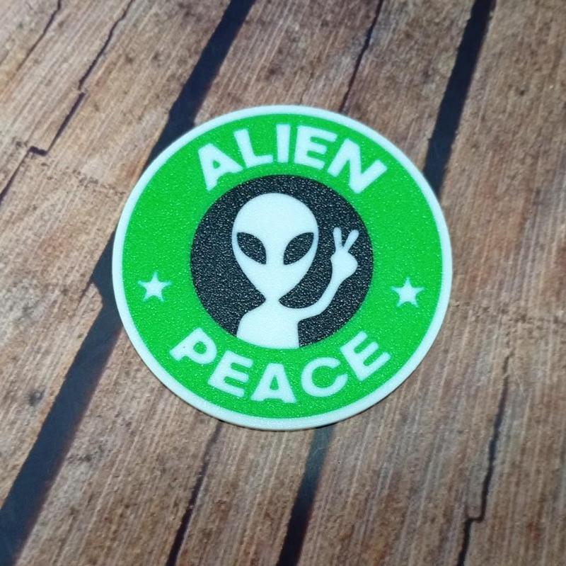 Alien Peace Magnet – Fun Extraterrestrial Design