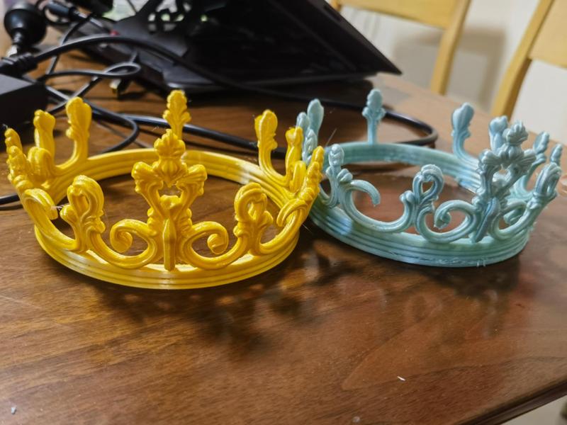 An unremarkable crown (approximately 15CM)