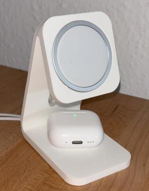 Charging dock for iPhone and Airpods
