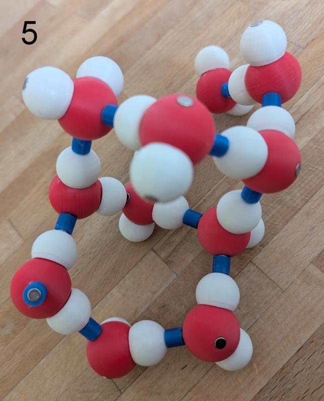Water Molecules with Hydrogen Bonds - Wasserstoffbrückenbindung