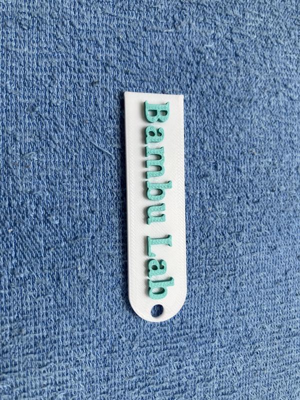 Klíčenka s nápisem BAMBU LAB