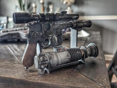 Han Solo Blaster & Lightsaber display stand