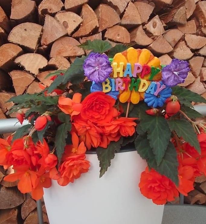 Happy Birthday Flower Topper – One-Piece Printable Decoration for your Birthday Party