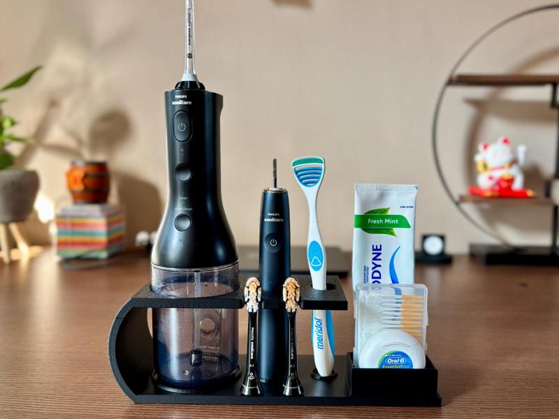 Philips Sonicare toothbrush, waterfloss + extra's