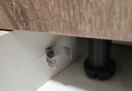 Compact kitchen baseboard clip for 32mm posts