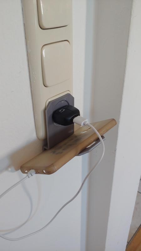 Handyablage Ladegerät Steckdose / Cell phone holder Charger Socket