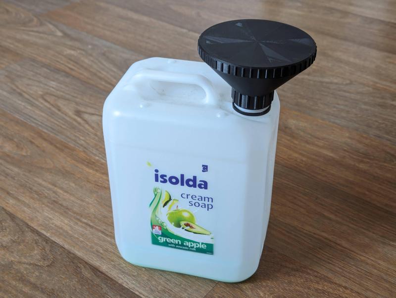 Screw-in canister funnel with lid