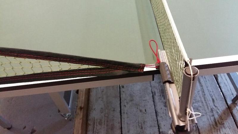 Crochet pour tenir les filets pour robot ping pong