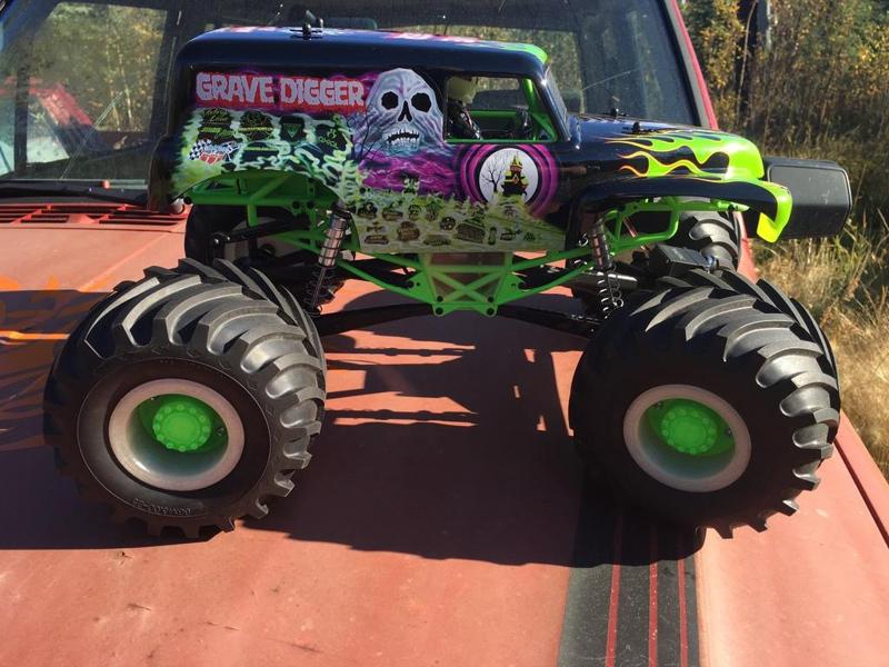 Axial grave digger clodbuster  beadlocks rims
