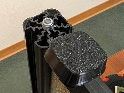 Cap for aluminum extrusion of a desk