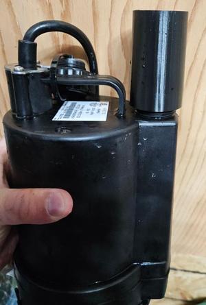 Small sumbmersible pump adapter for standard pool hose