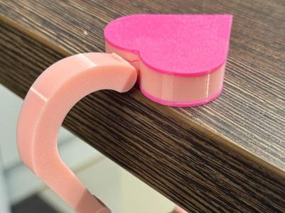 Heart-shaped bag hanger