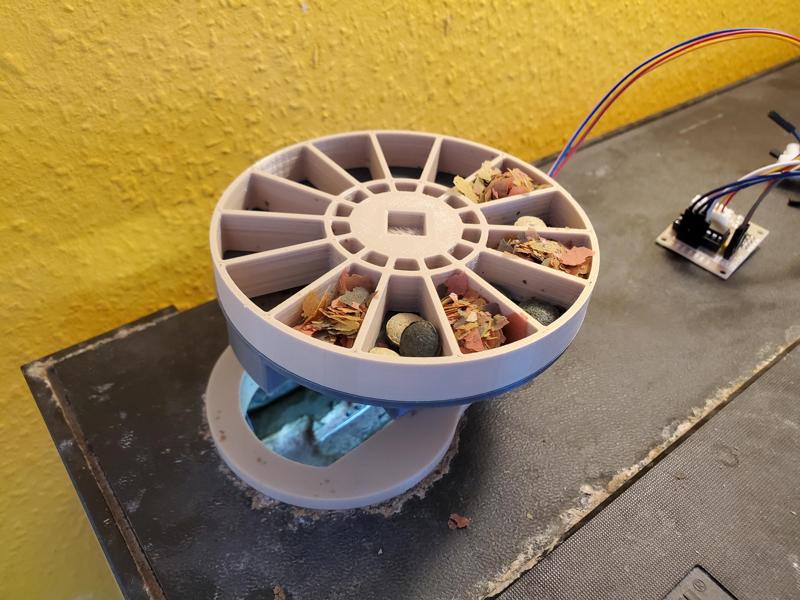 Fish feeder for aquarium