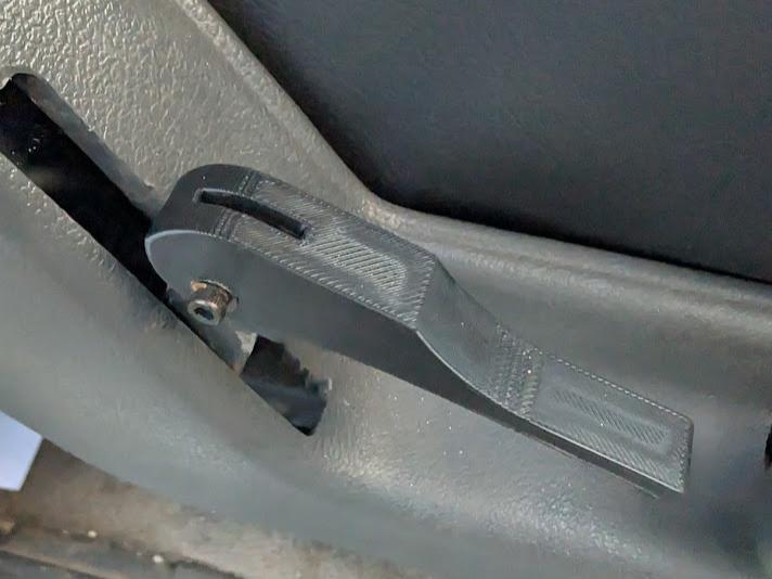 Mitsubishi Pajero (1993) Seat Adjustment Handle
