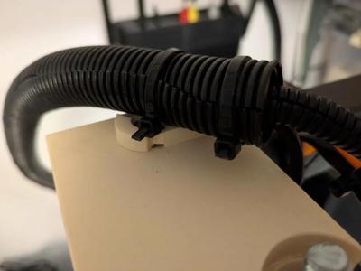 SV06 Plus - Diagonal top corner cable routing guide