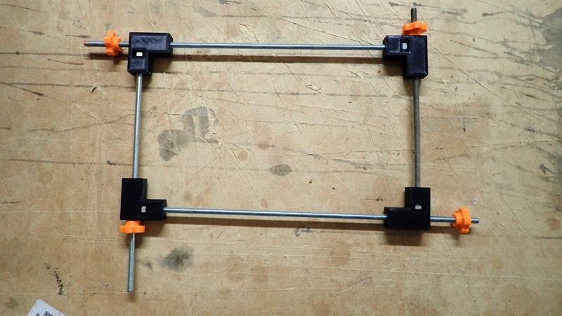 Presse à cadre sur tiges filetees