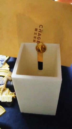 Metal badge back buckle removal tool