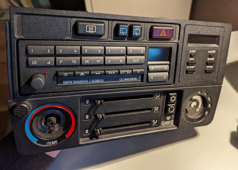 BMW E30 - adapter to flush mount the radio