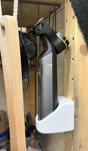 OneBlade Pro (with comb attachement) wall mount with hole for charging cable