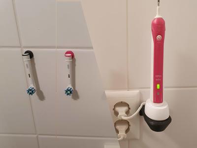 Oral-B charger and toothbrush holder
