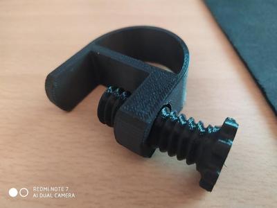 Cable hanger without screws