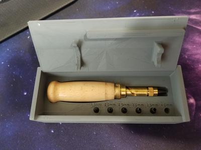 Case for a screw hole punch