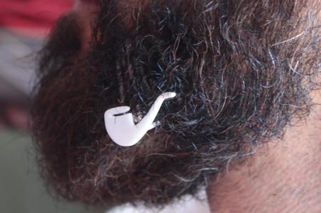 Pipe for beard - lateral wearing