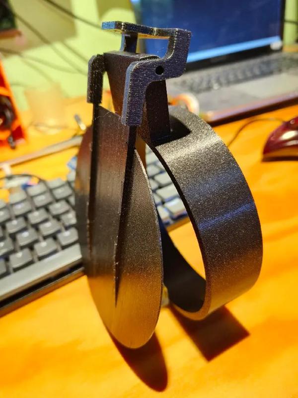 Non-return valve for a kitchen hood / Zpětná klapka k kuchyňské digestoři   