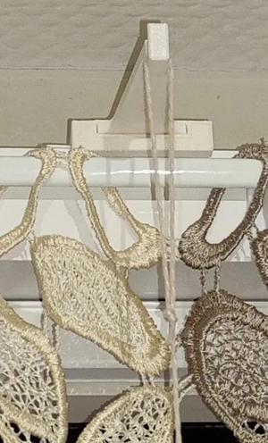 Haken zur Befestigung von Fensterdekorationen/ Hooks for attaching window decorations   