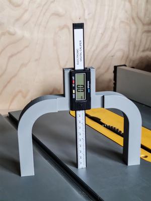 Setting device for circular saw or router - woodwork