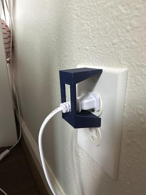 Outlet lock for child