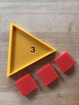 188 Vorsicht_Spielende_Zahlen 3 Quadrate in Dreieck