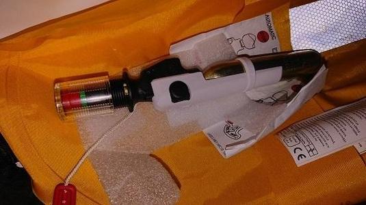 Lifevest CO2 cartridge cylinder retainer